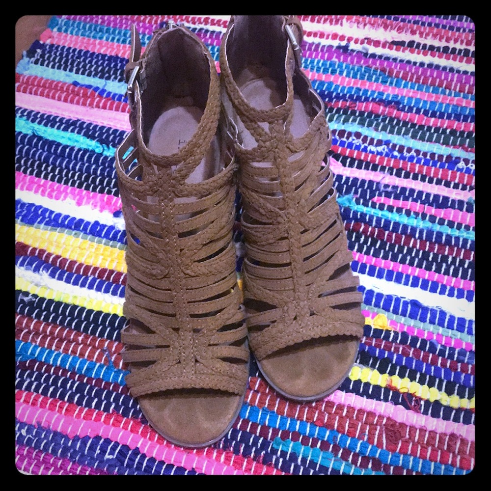 Wedge strappy shoe